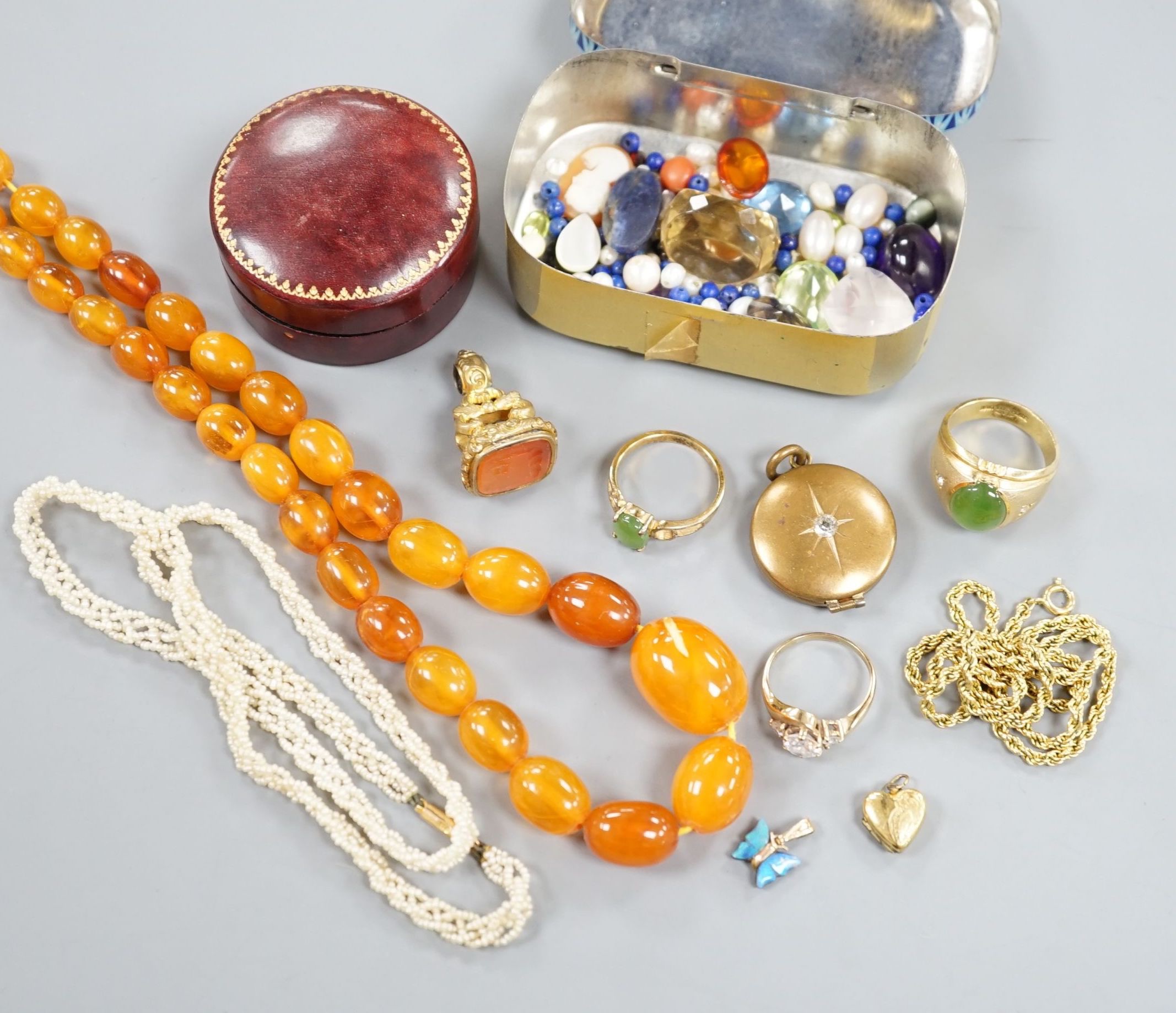 Mixed jewellery including an amber necklace, gross 34 grams, loose gemstones, a 9ct and simulated diamond ring and other minor jewellery.